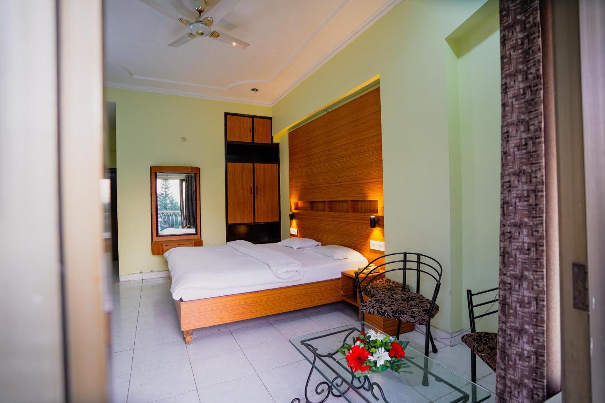 Hotel Girdhar Mahal Indore Bagian luar foto