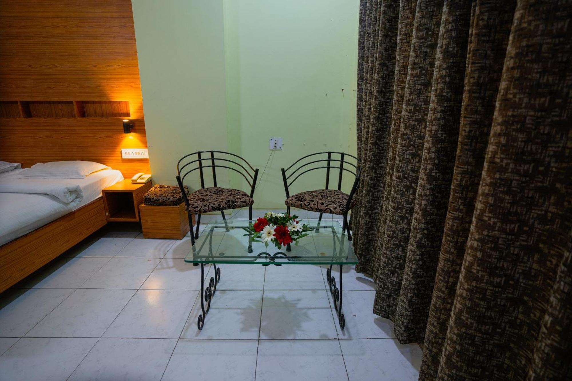 Hotel Girdhar Mahal Indore Bagian luar foto