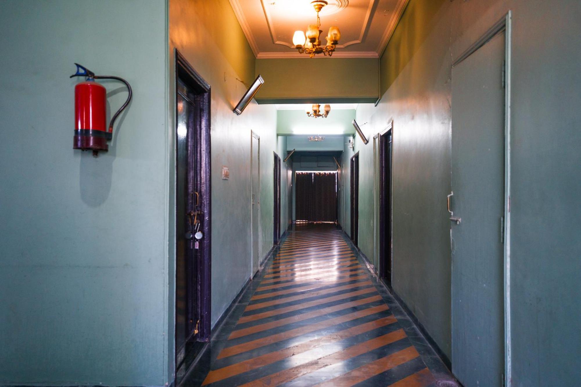 Hotel Girdhar Mahal Indore Bagian luar foto