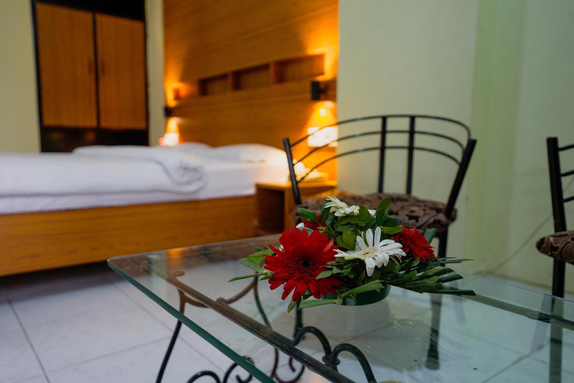 Hotel Girdhar Mahal Indore Bagian luar foto