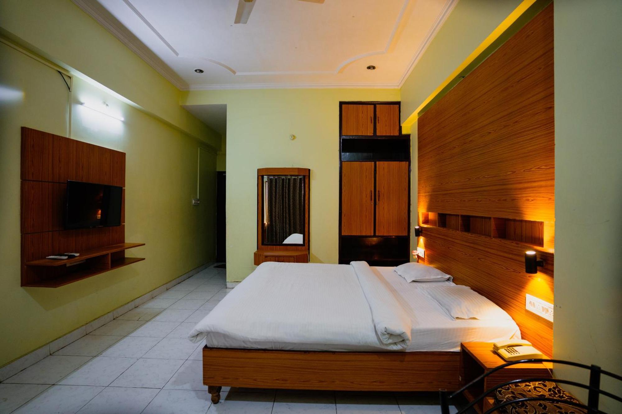 Hotel Girdhar Mahal Indore Bagian luar foto