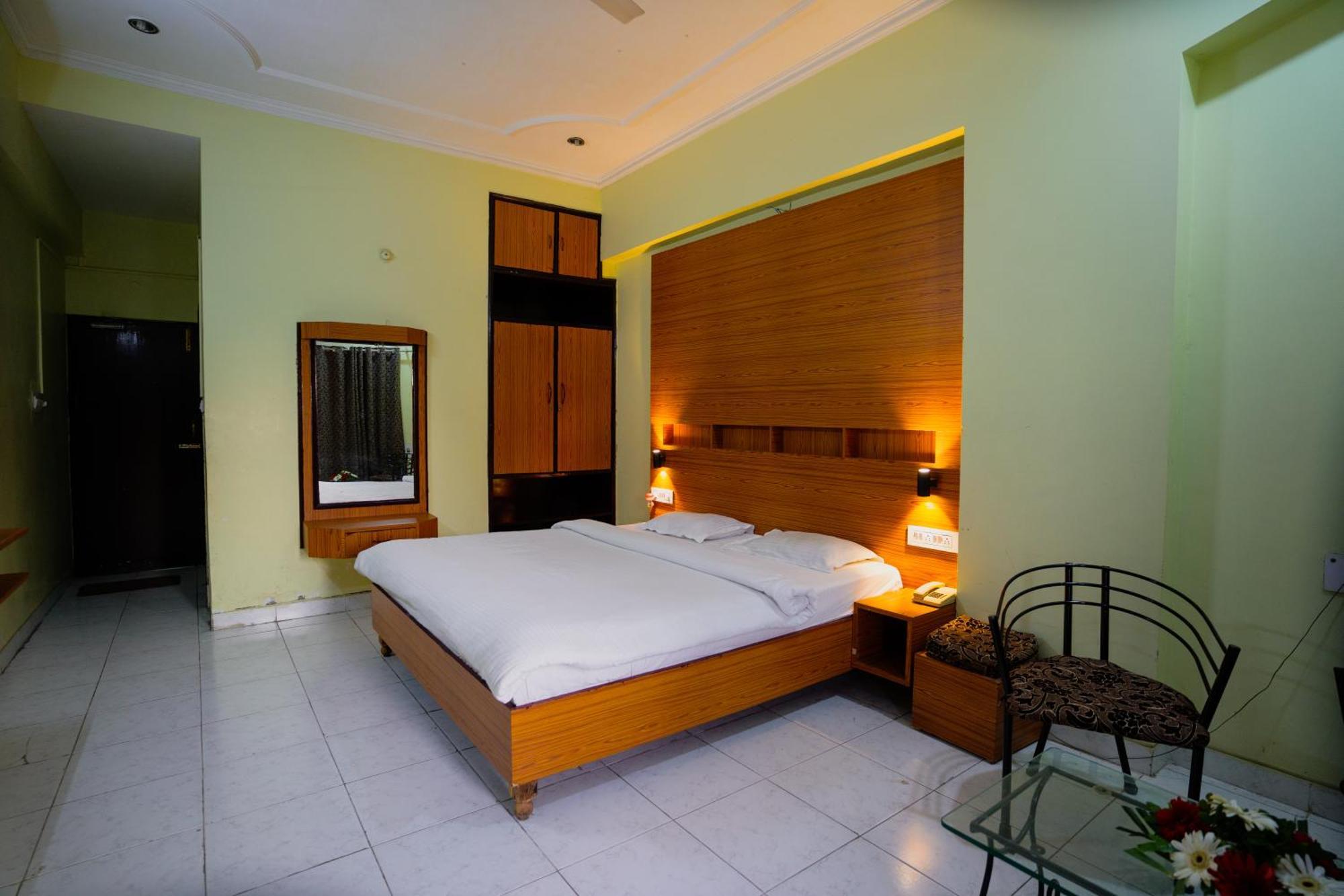 Hotel Girdhar Mahal Indore Bagian luar foto