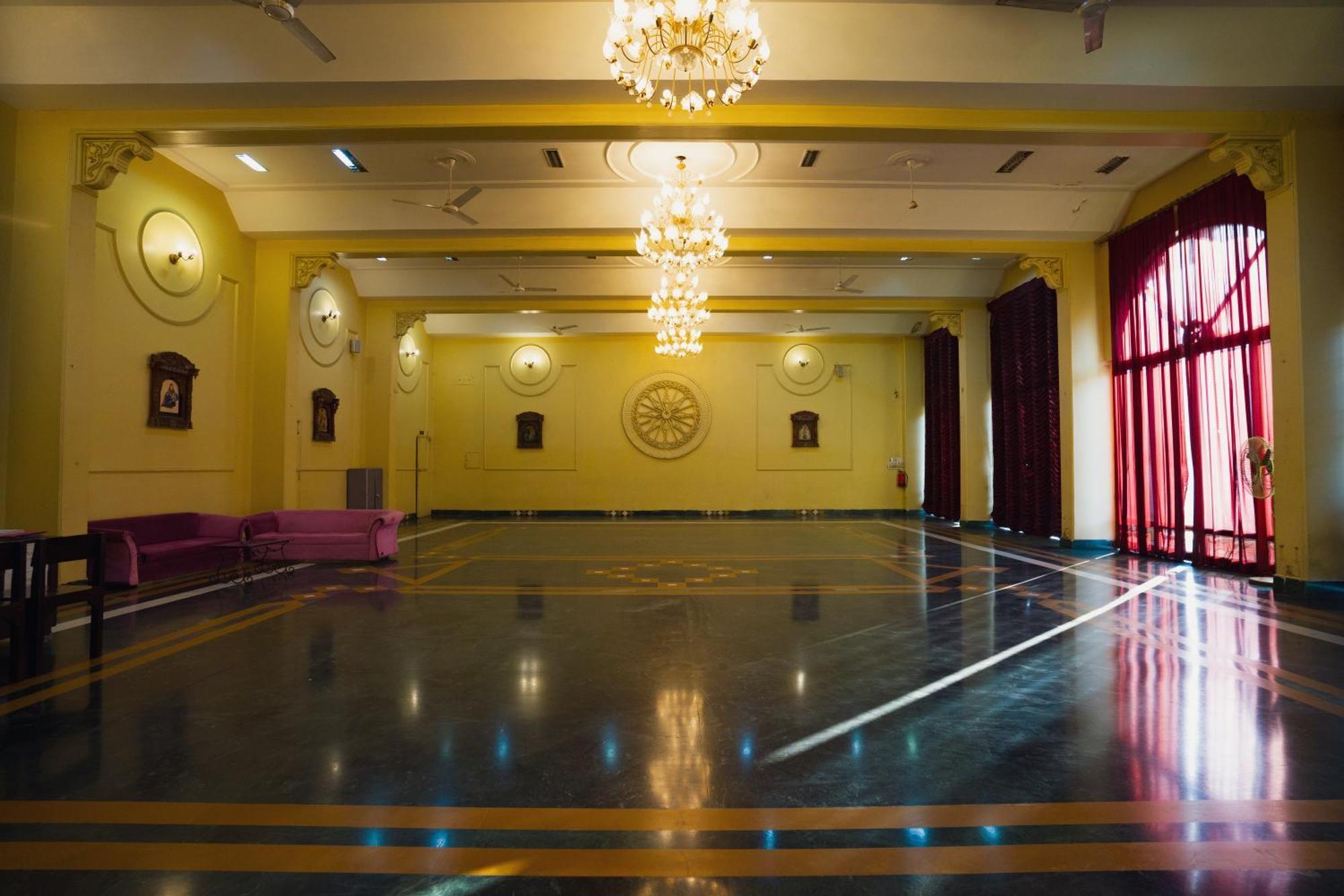 Hotel Girdhar Mahal Indore Bagian luar foto