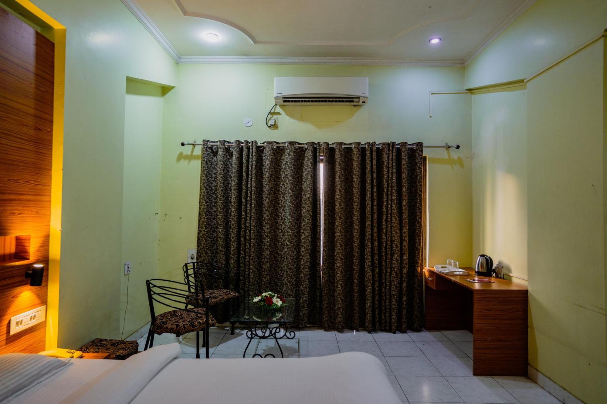 Hotel Girdhar Mahal Indore Bagian luar foto