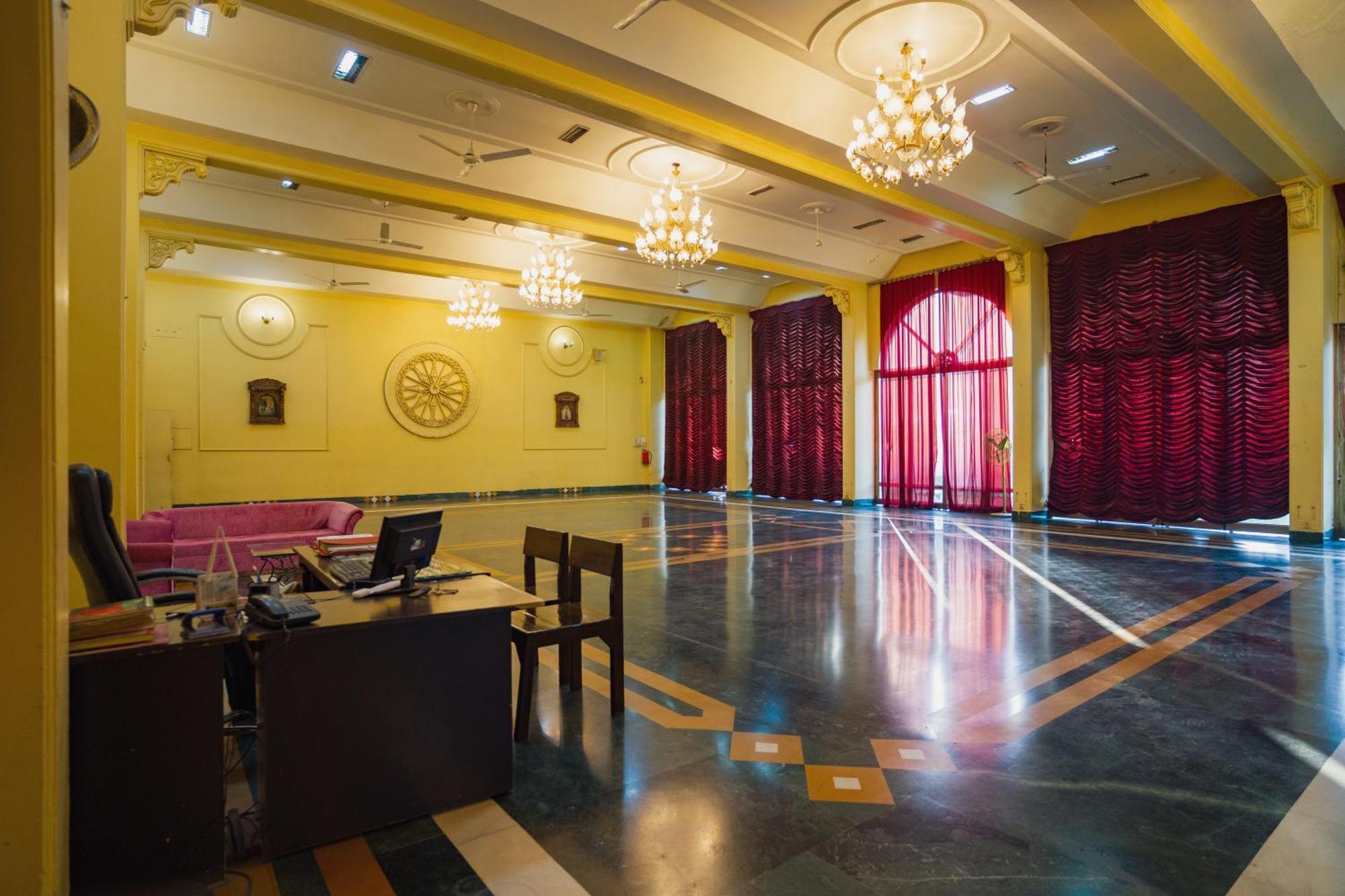 Hotel Girdhar Mahal Indore Bagian luar foto