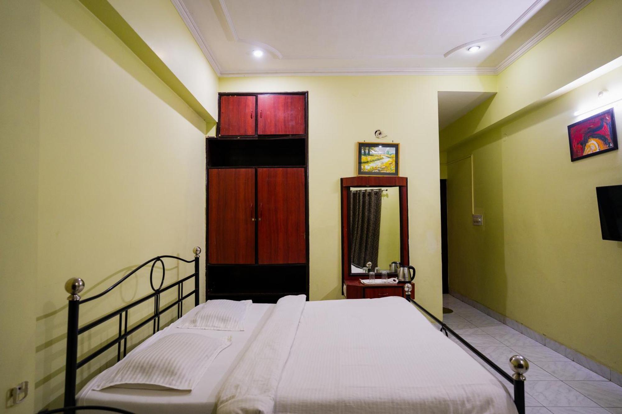 Hotel Girdhar Mahal Indore Bagian luar foto