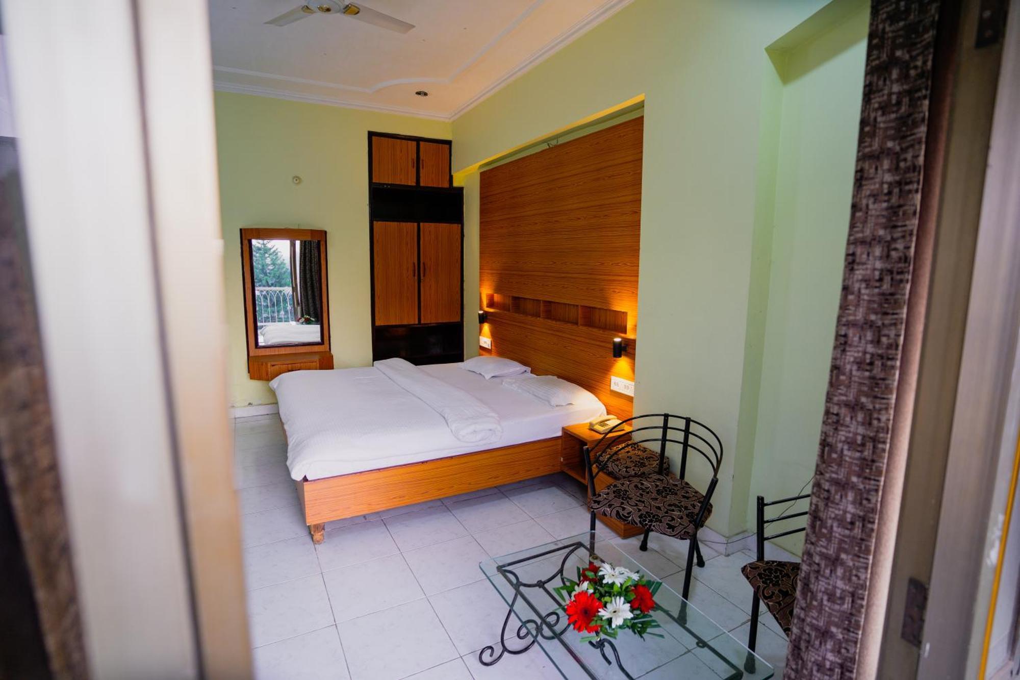 Hotel Girdhar Mahal Indore Bagian luar foto