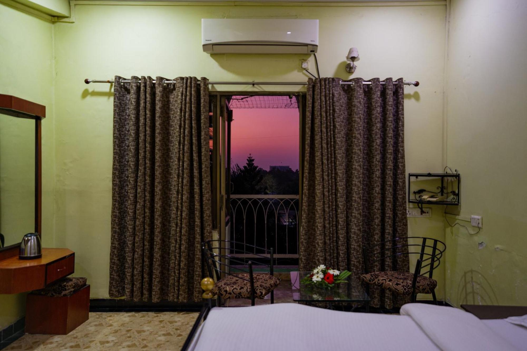 Hotel Girdhar Mahal Indore Bagian luar foto