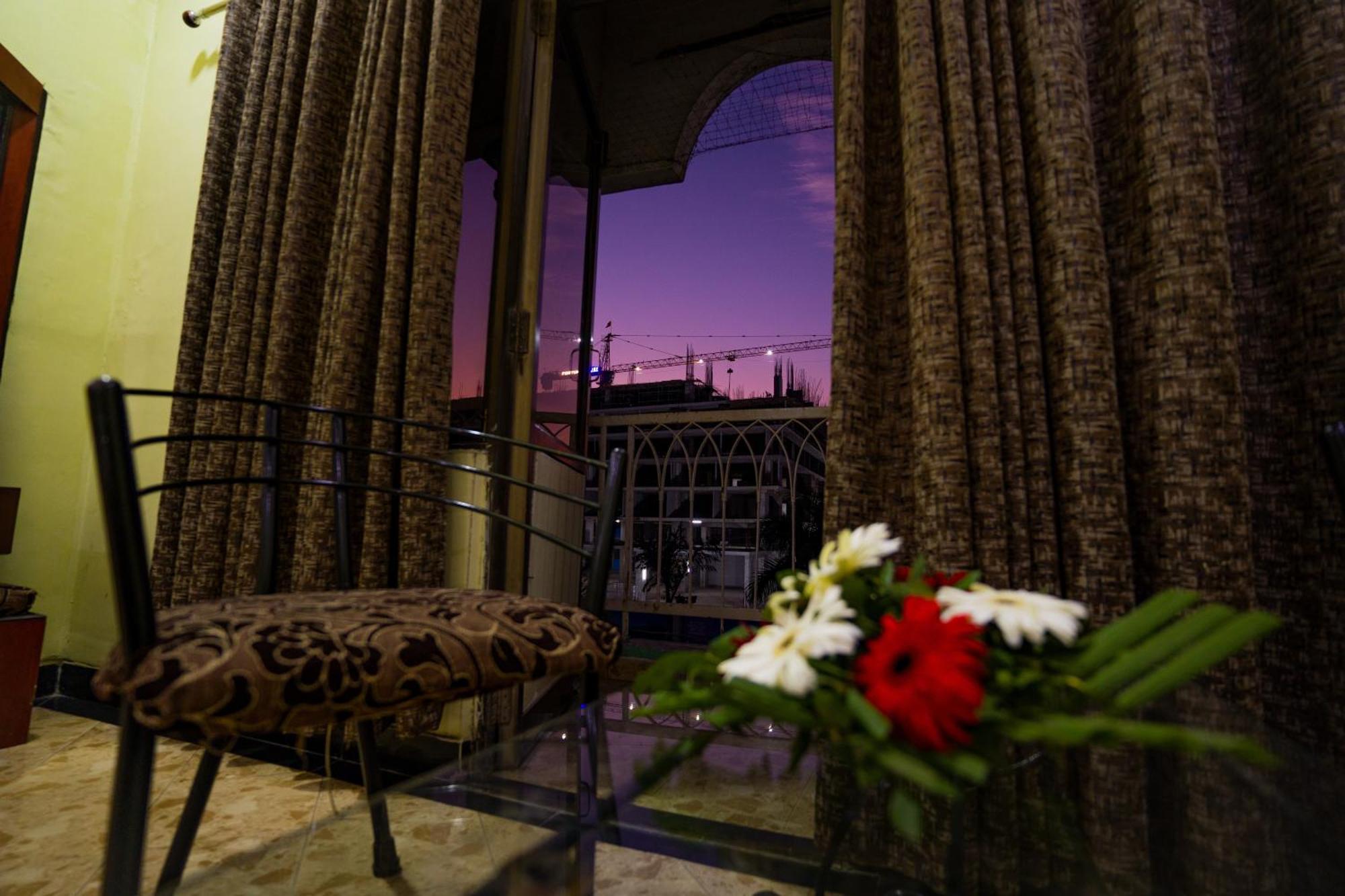 Hotel Girdhar Mahal Indore Bagian luar foto