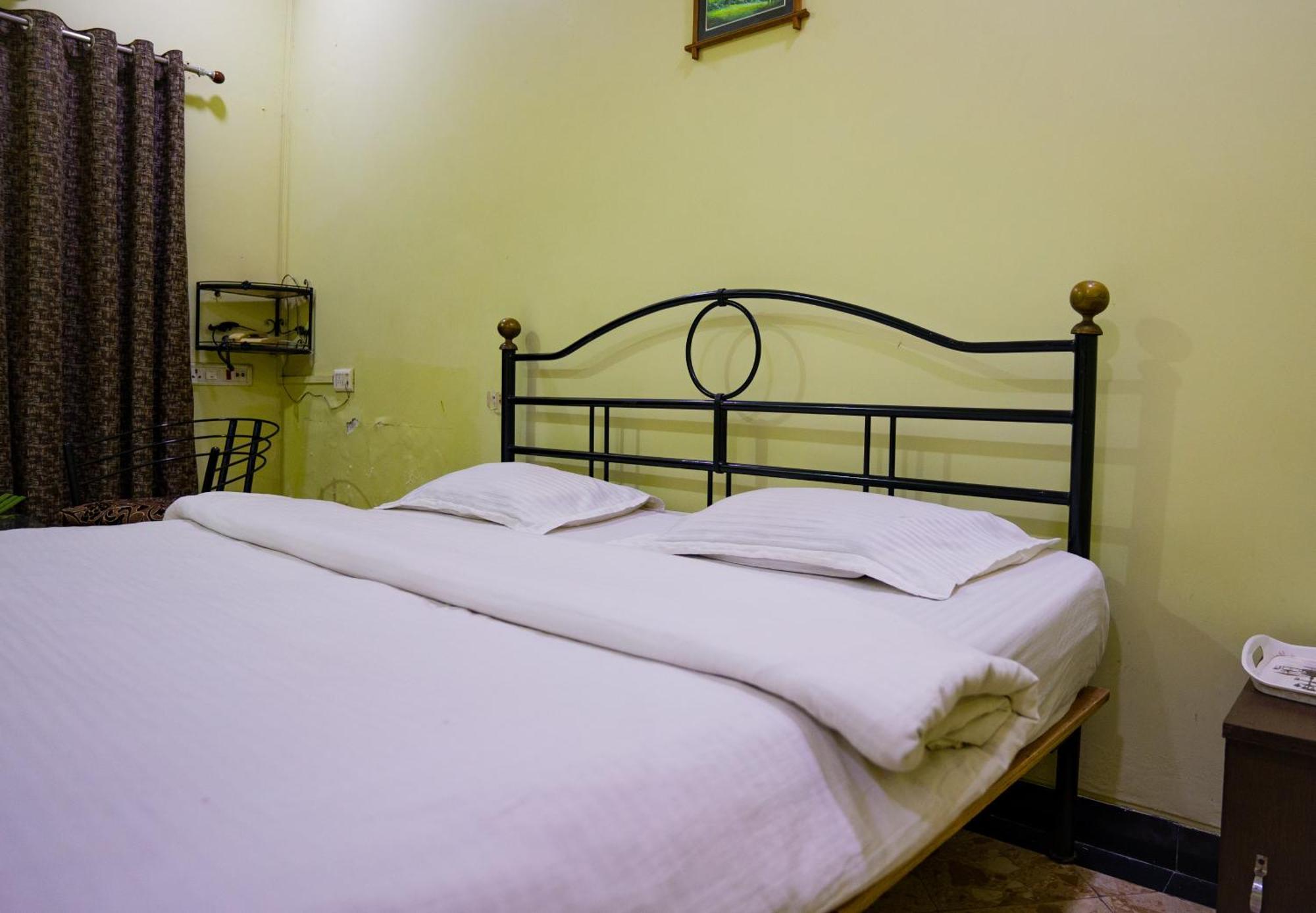 Hotel Girdhar Mahal Indore Bagian luar foto
