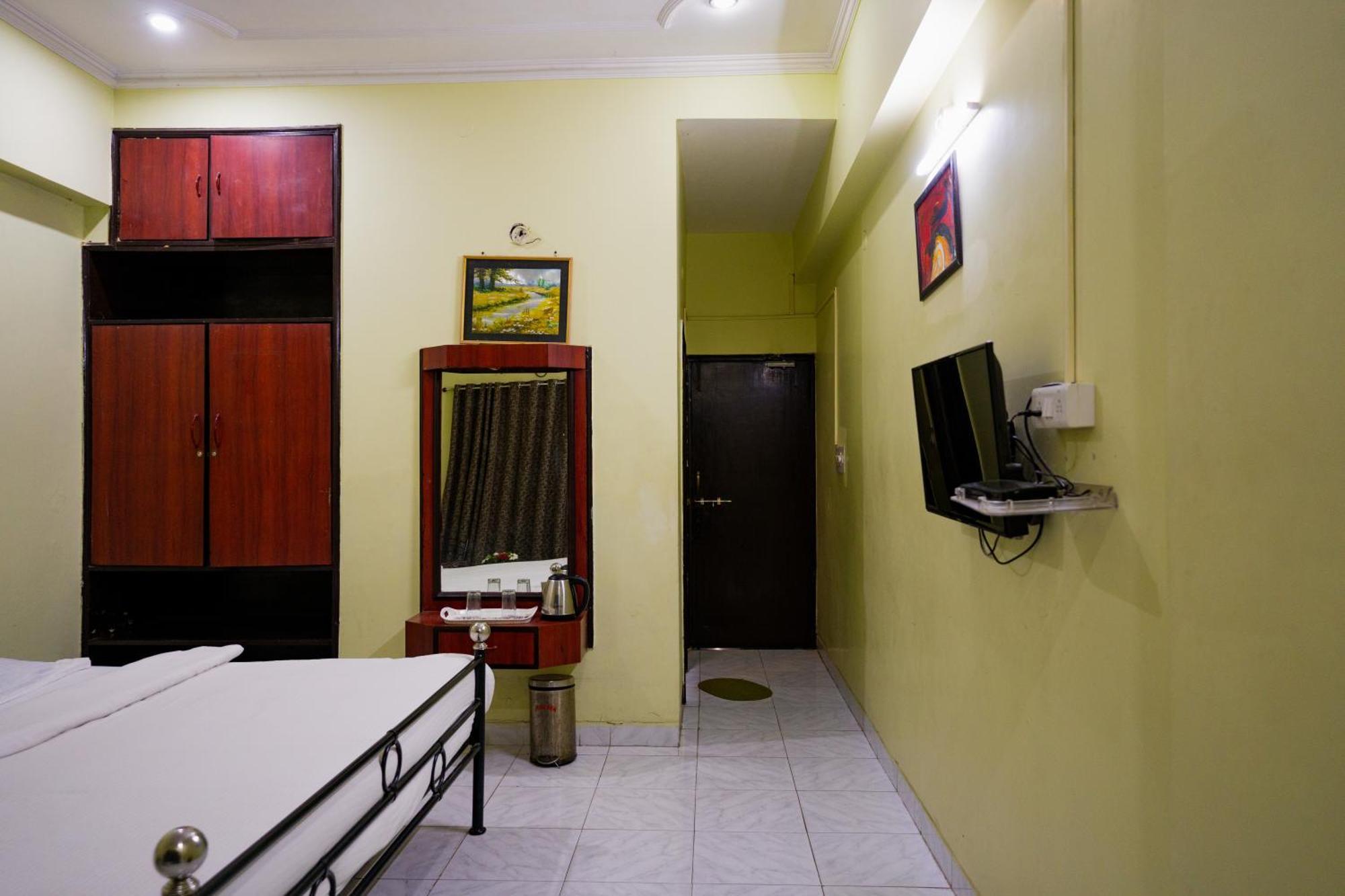 Hotel Girdhar Mahal Indore Bagian luar foto