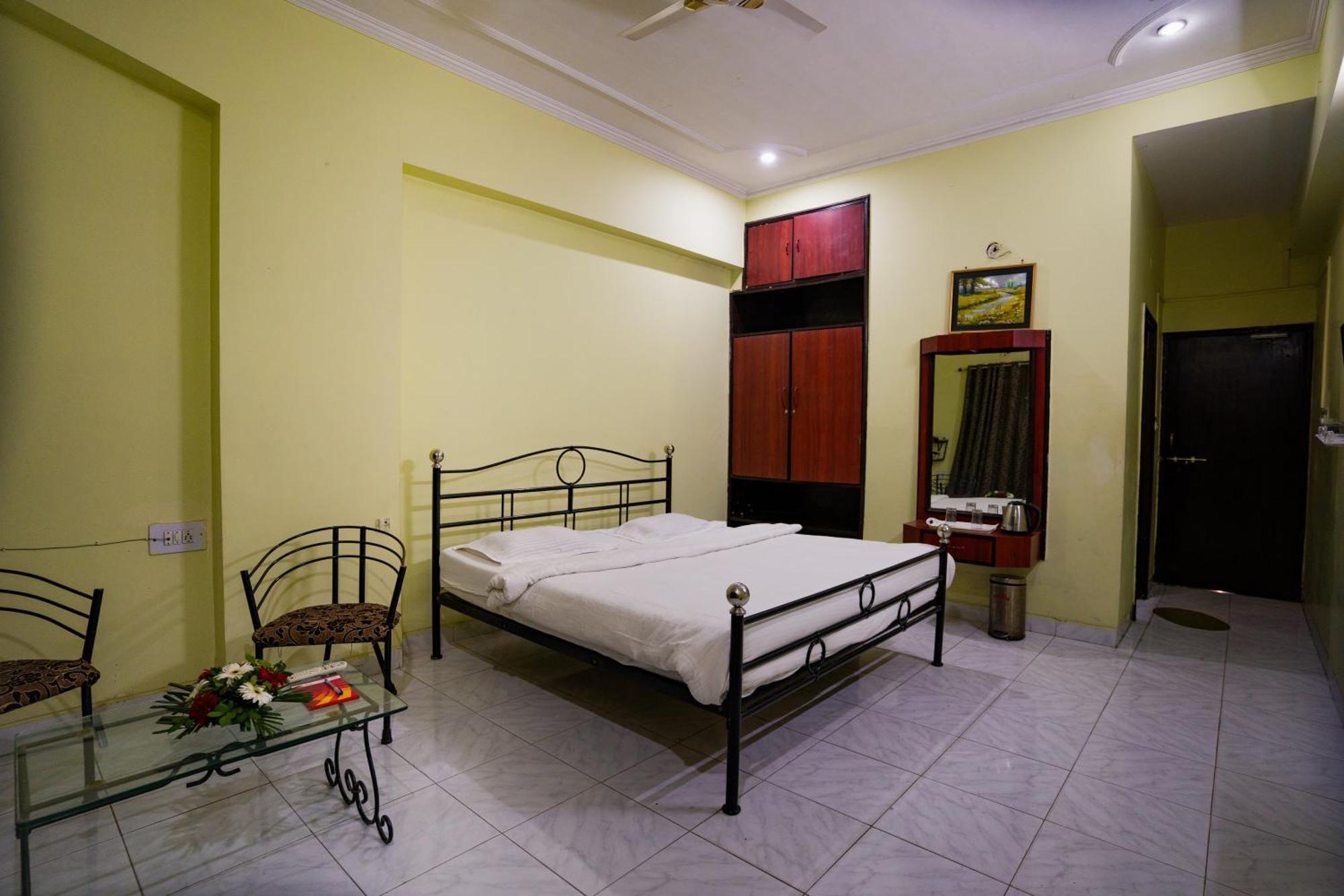 Hotel Girdhar Mahal Indore Bagian luar foto
