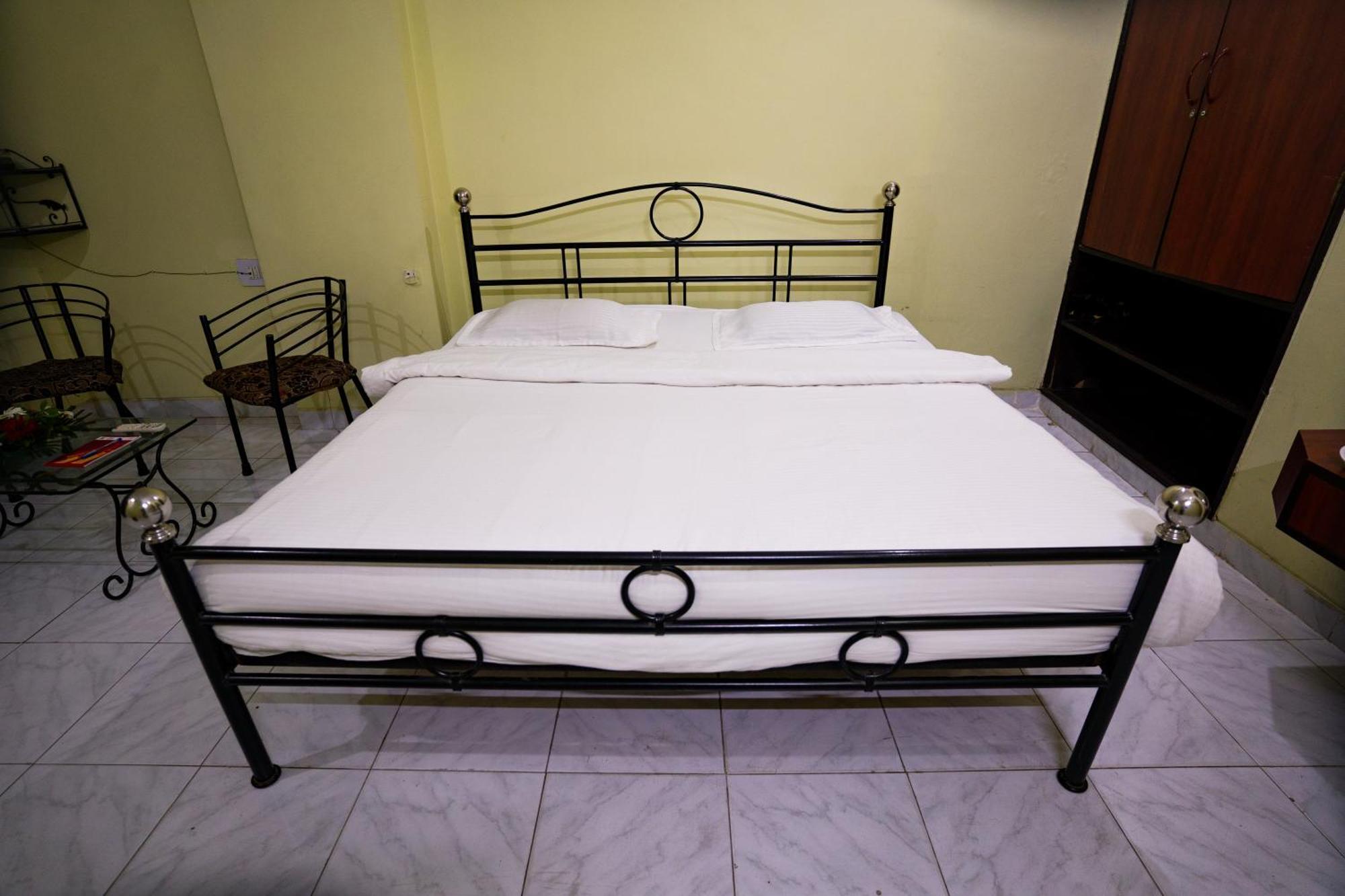 Hotel Girdhar Mahal Indore Bagian luar foto