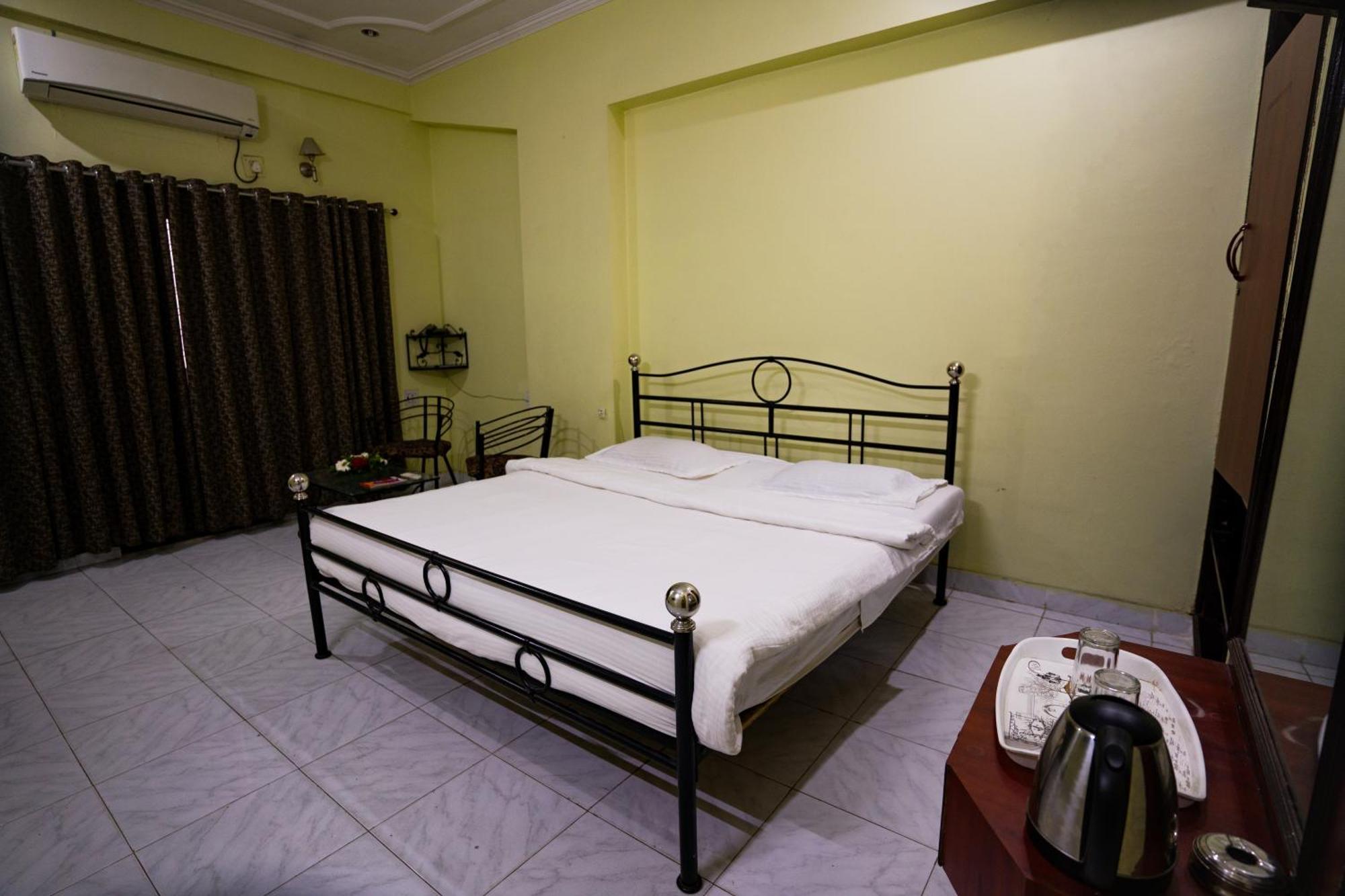 Hotel Girdhar Mahal Indore Bagian luar foto