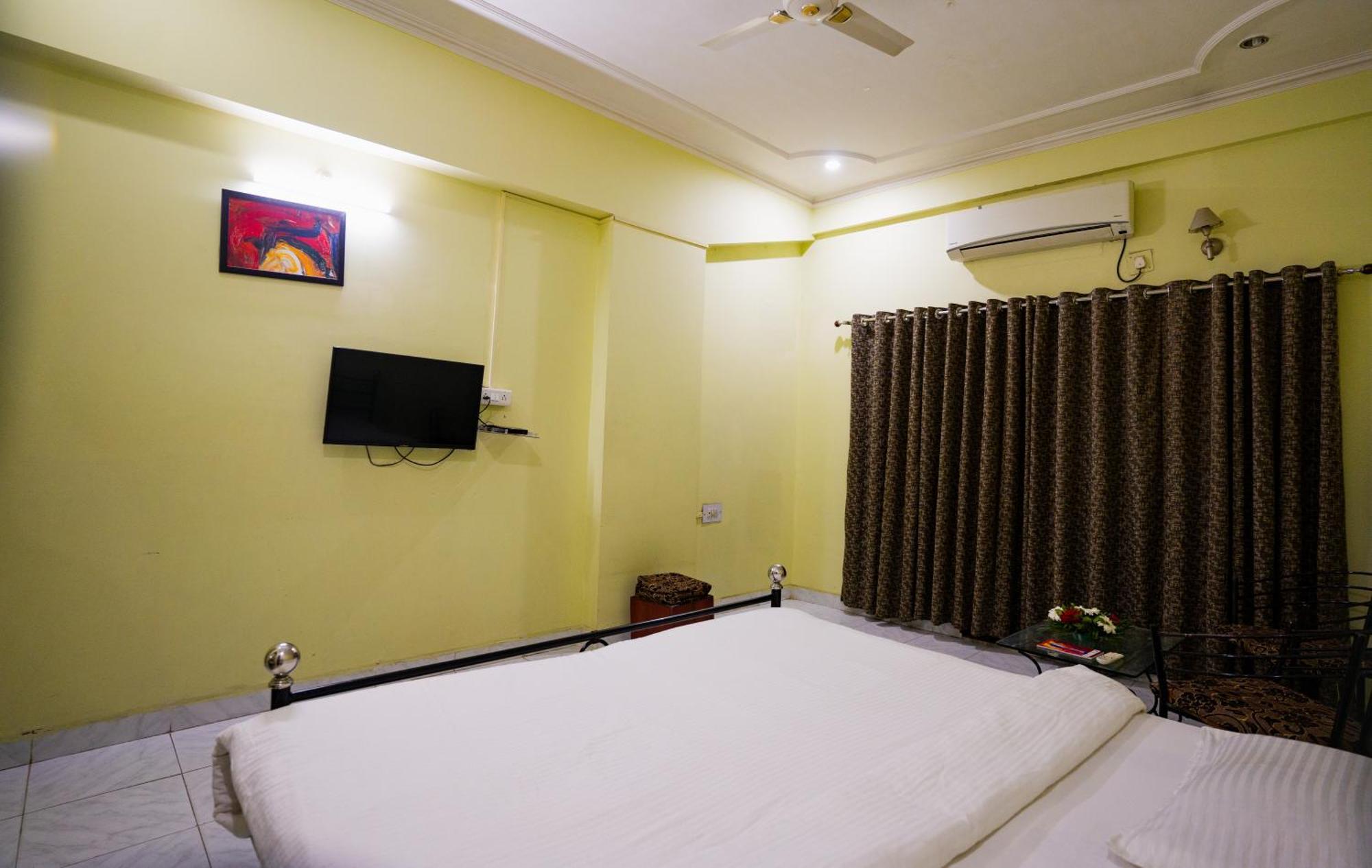 Hotel Girdhar Mahal Indore Bagian luar foto