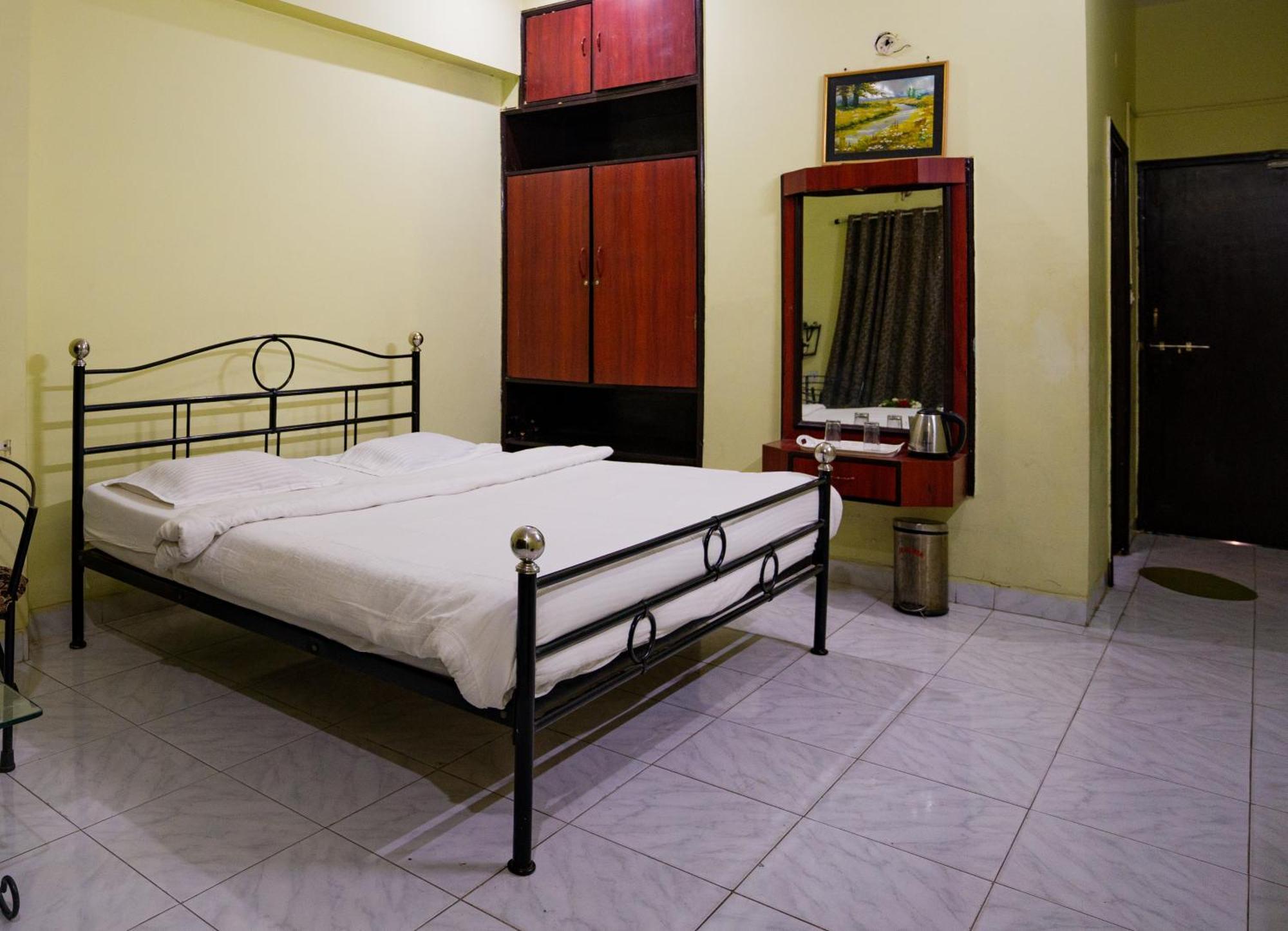 Hotel Girdhar Mahal Indore Bagian luar foto